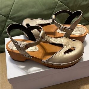 Women's Gold Leather Sandals 8